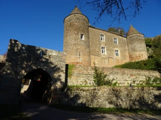 Porte fortifiée ou poterne à l'entrée du village et du château de Brancion