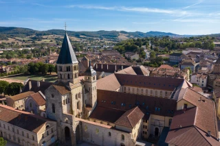 Vue aérienne de l'Abbaye de Cluny et du paysage autour