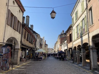 Vue sur les arcades de la grande rue de Louhans