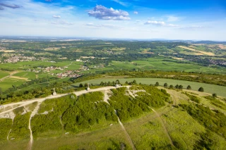 Vue aérienne sur la Montagne des Trois Croix et le vignoble des Maranges