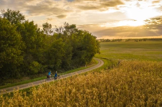 A vélo sur la Voie Bressane au coucher de soleil