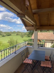 Balcon aménagé du gîte le Benouchon avec vue dégagée