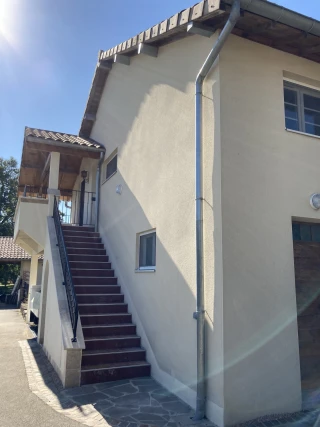 Vue sur l'escalier et l'entrée du gîte Le Benouchon
