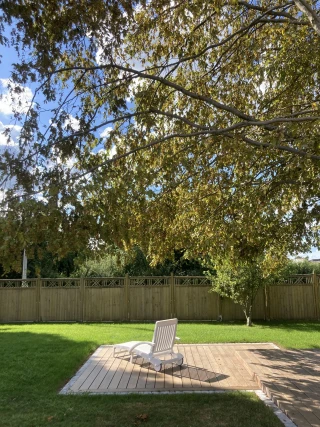 Chaise longue dans le jardin privatif du gîte Le Benouchon