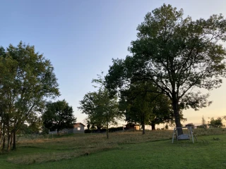 Vue sur le parc du gîte Le Benouchon au coucher de soleil