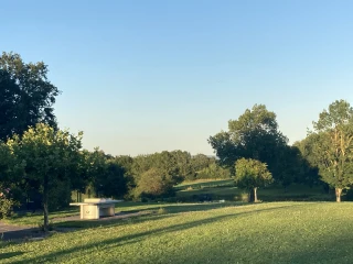 Parc du gîte le Benouchon avec table de ping-pong