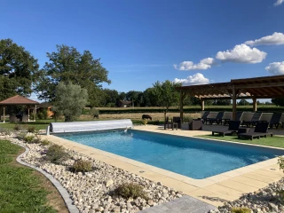 Piscine chauffée du gîte le Benouchon avec transats