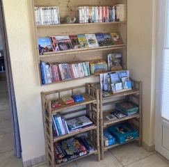 Bibliothèque du gîte Le Benouchon avec livres, brochures et jeux