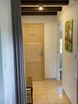 Couloir avec vestiaire dans le gîte Le Benouchon