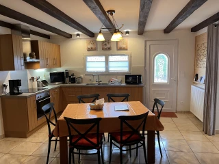 Cuisine et coin repas du gîte Le Benouchon