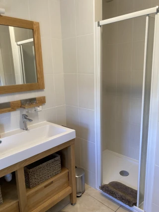 Grande douche confortable dans le gîte Le Benouchon