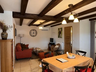 Intérieur du gîte avec coin salon et coin repas